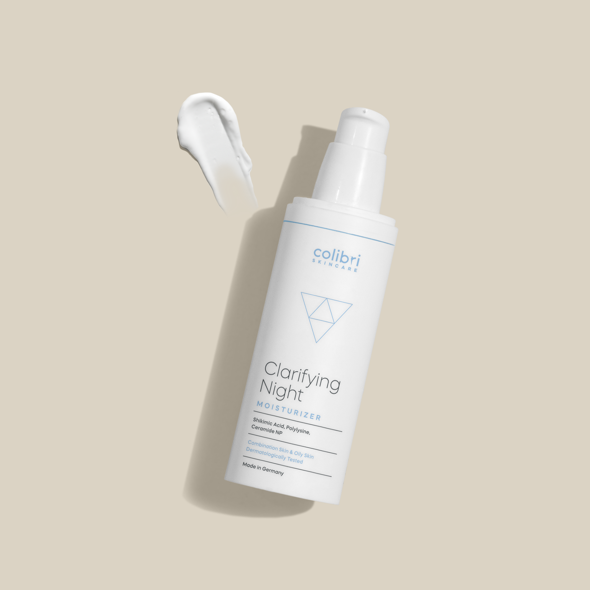 Cremeflasche mit der Aufschrift "Clarifying Night Moisturizer" und einem Klecks der Creme daneben auf beigem Hintergrund.