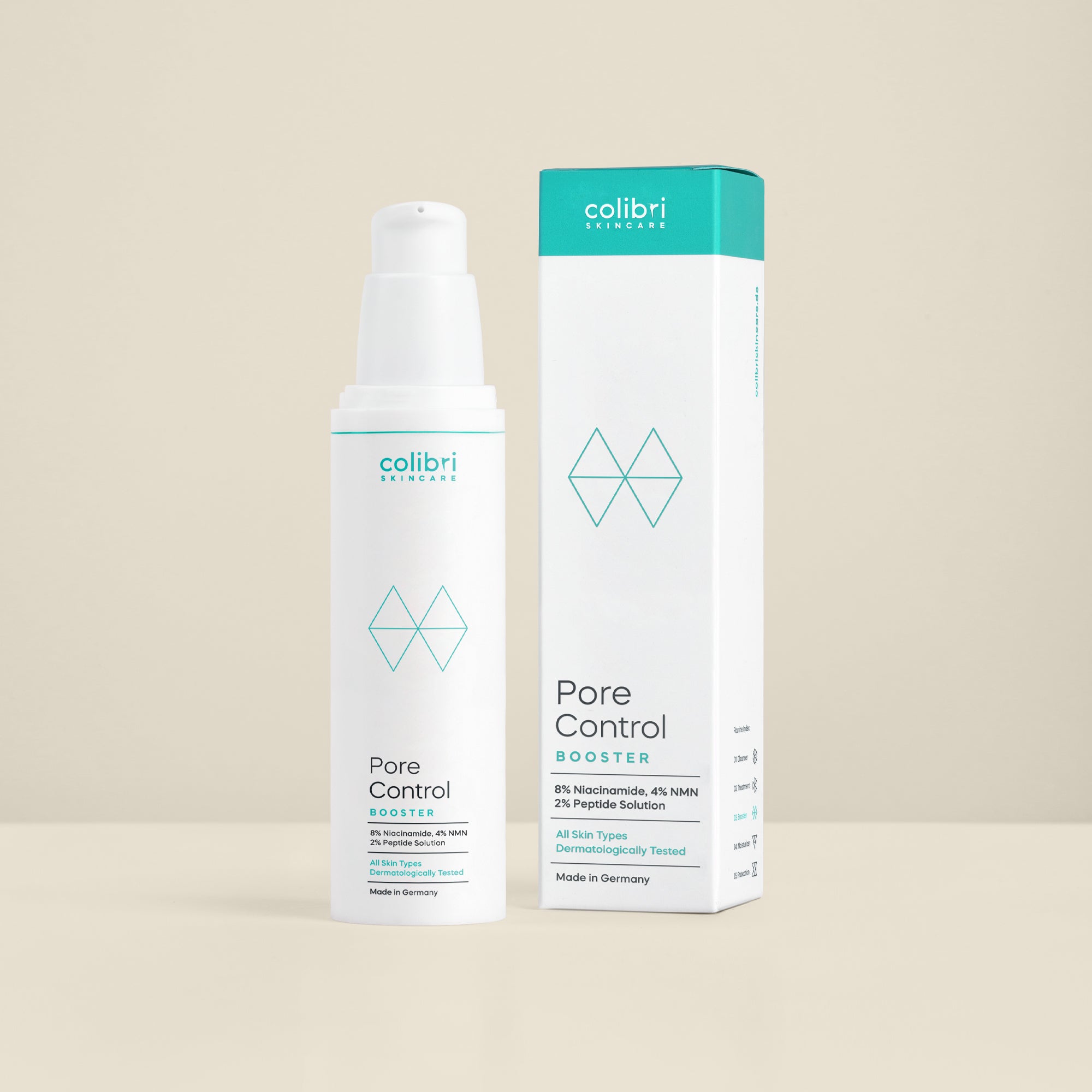 Flasche und Verpackung eines Pore Control Boosters von Colibri Skincare auf beigem Hintergrund.