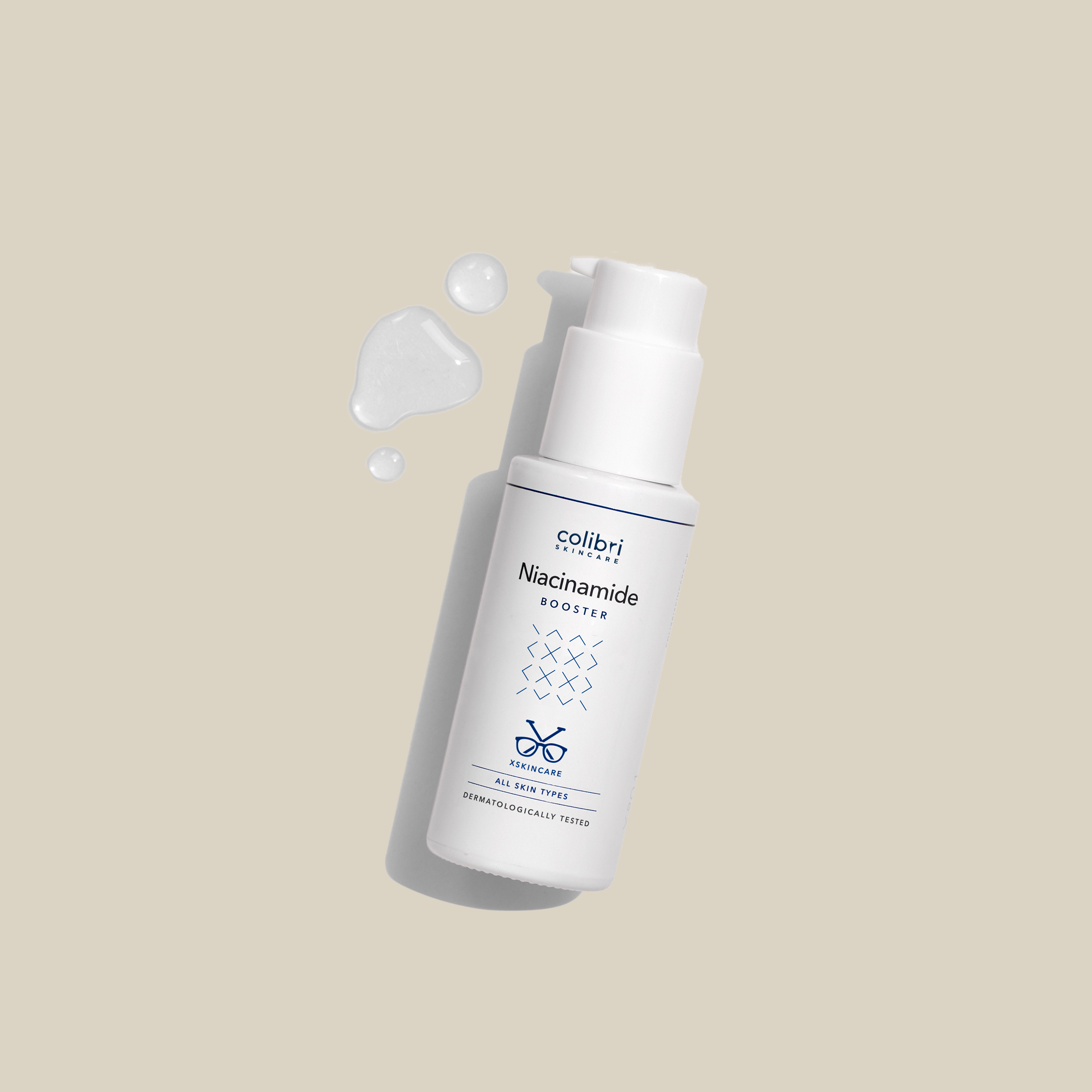 Flasche mit Niacinamide Booster und einige Flüssigkeitstropfen auf beigem Hintergrund.