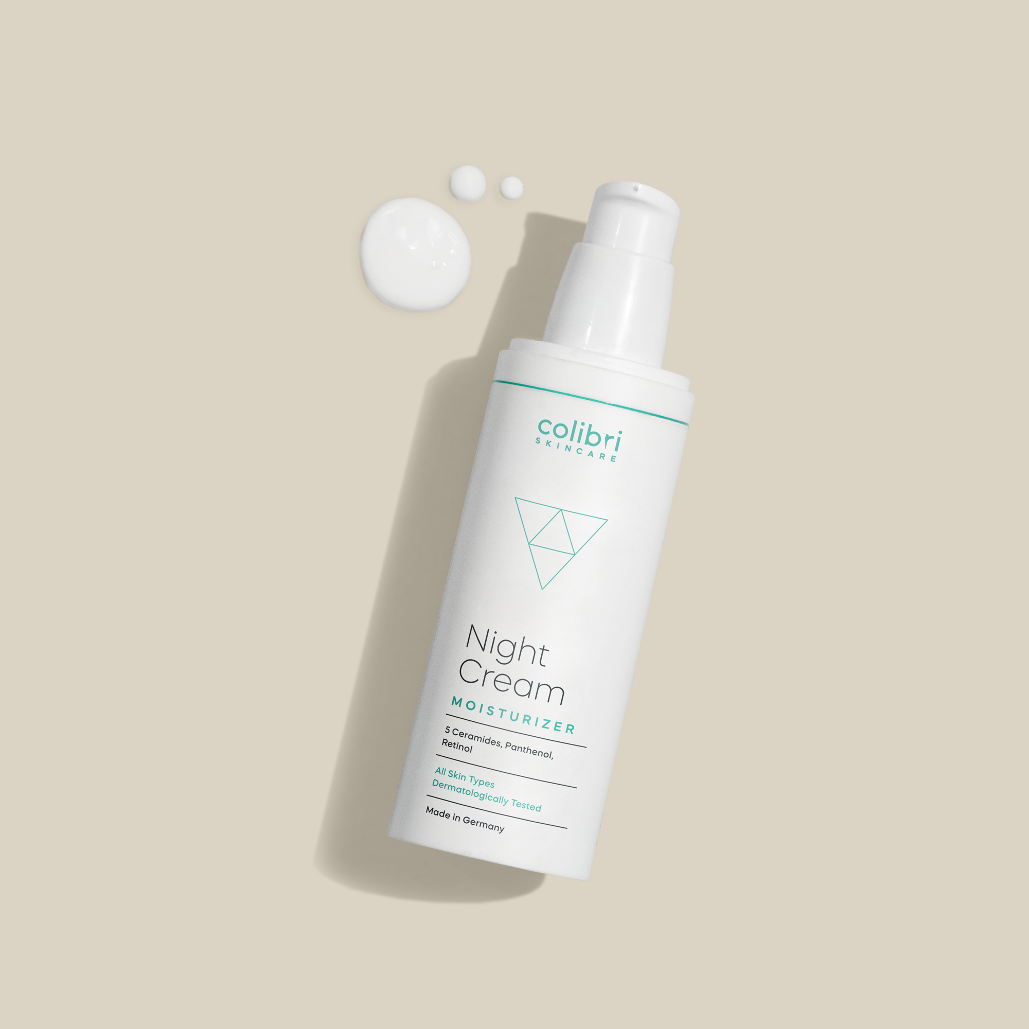 Flasche mit Nachtcreme von Colibri Skincare auf beigem Hintergrund mit etwas Creme daneben.