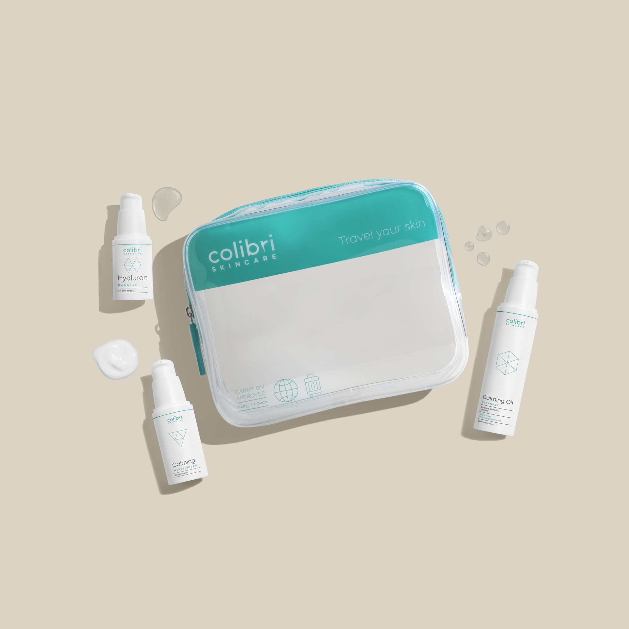 Transparente Kosmetiktasche mit drei Hautpflegeprodukten von Colibri und etwas verstreuter Creme auf beigem Hintergrund.