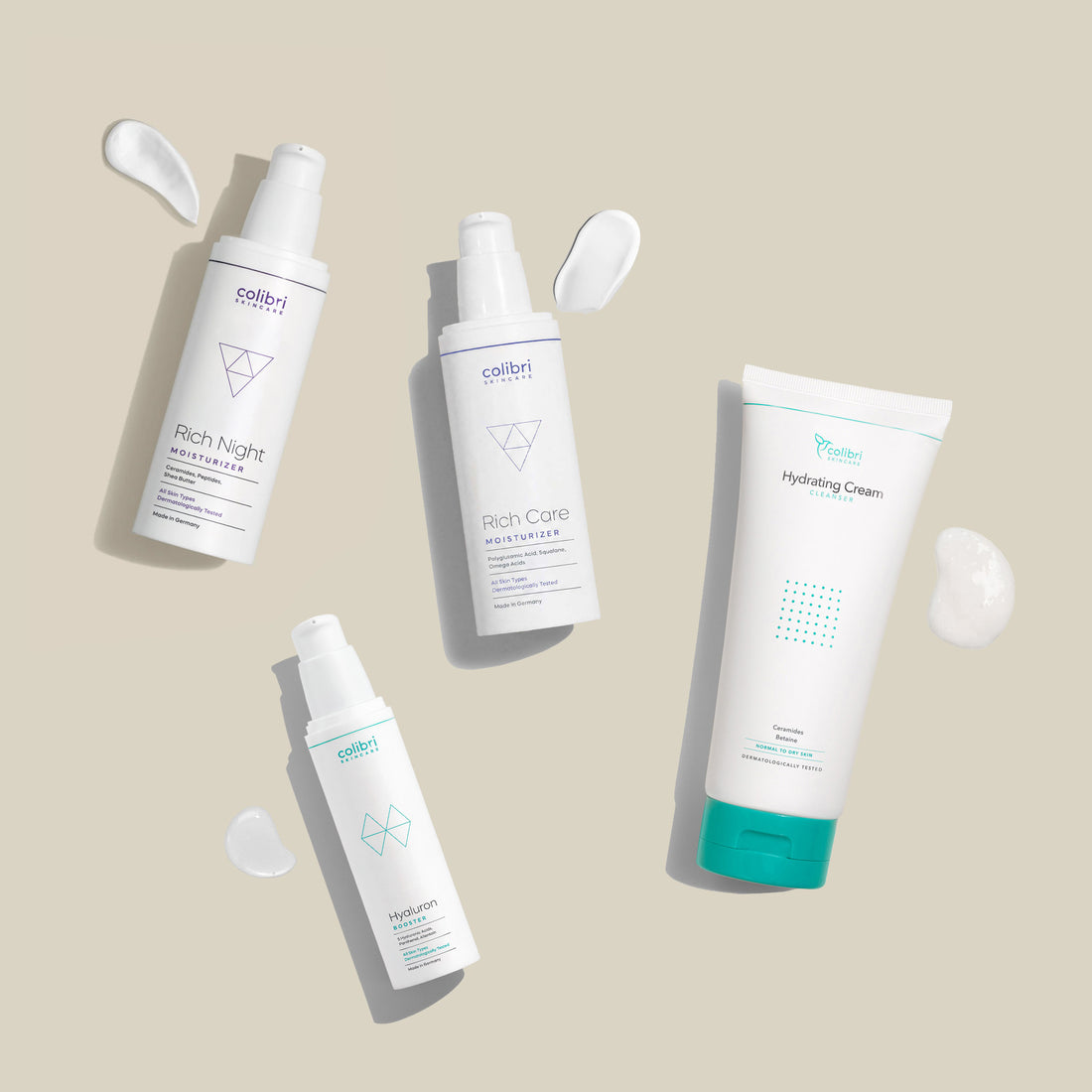 Hydrating Cream Cleanser, hyaluron Booster, Rich Care Moisturizer und Rich Night Moisturizer Flaschen mit Klecks