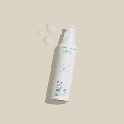 Flasche mit der Aufschrift "Pore Control Booster" auf beigem Hintergrund, daneben drei Flüssigkeitstropfen.