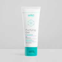 Weiße Tube mit türkisem Deckel, beschriftet mit "Purifying Gel Cleanser" und "Made in Germany."