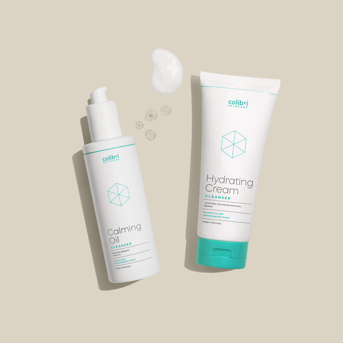 Claming Oil CLeanser und Hydrating Cream Cleanser liegend mit Klecks daneben